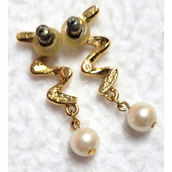 Vintage Napier Gold Zig Zag Faux Pearl Sculptural Modernist Earrings 1.5" - Picture 5 of 5